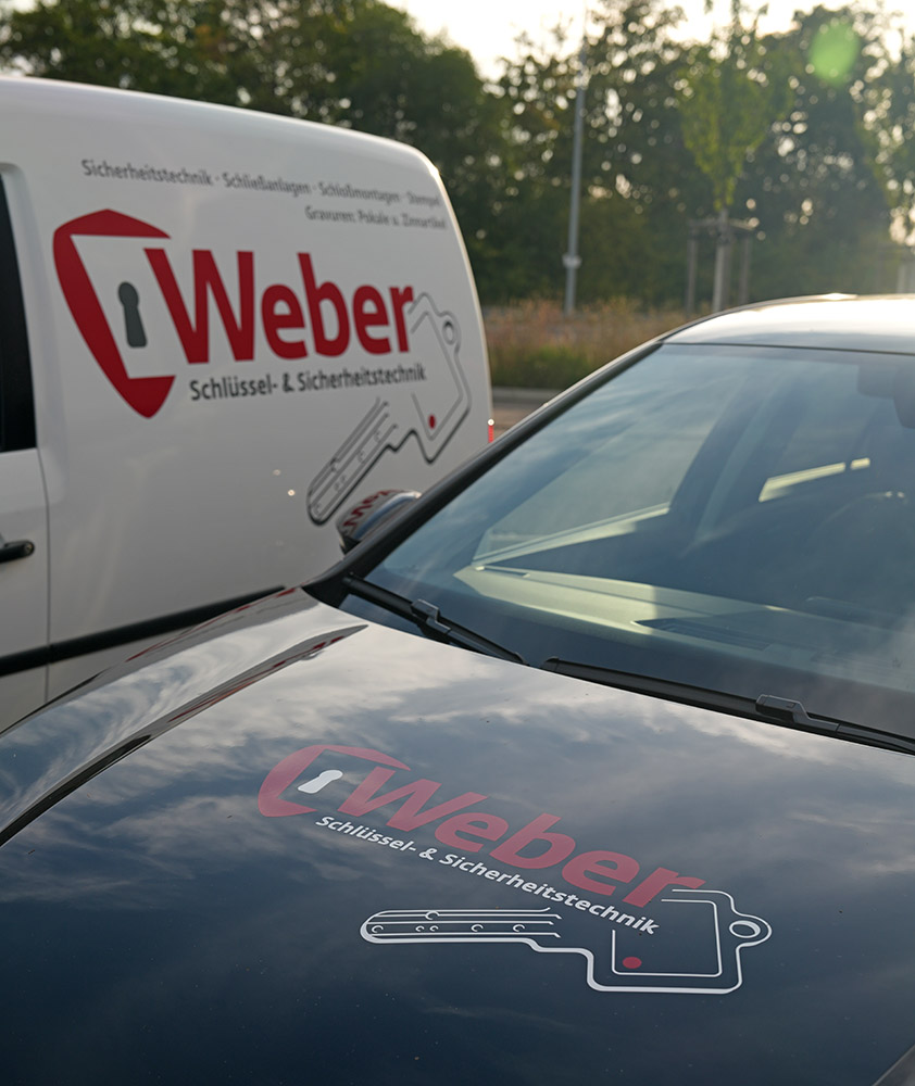 Unsere Fahrzeugflotte Schlüssel- und Sicherheitstechnik Weber, Firmenlogos an den Fahrzeugen